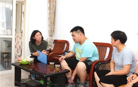 结对社区难题家庭，持续发展赞助助学