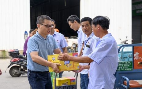 黄冈市财贸工会主席陈云建到yl88858永利集团农产品公司慰问基层员工