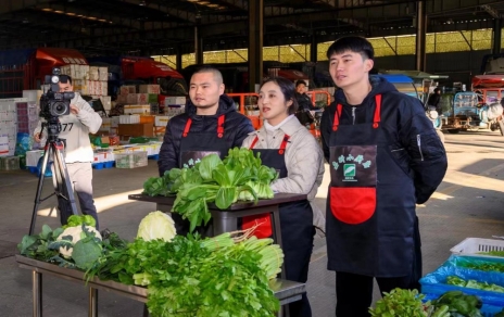 直播推广本地菜，，，电视台前来采风