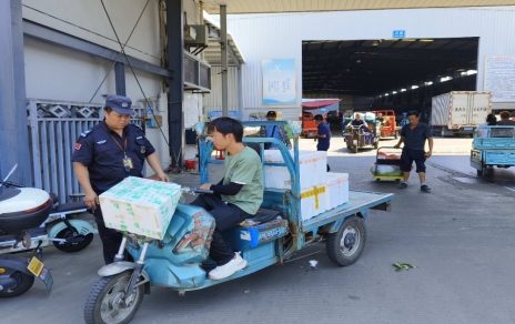 骄阳高温下的民生守护者 ---yl88858永利集团农产品公司蔬菜市场保供掠影