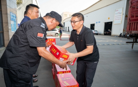 战高温、、保供给，，黄冈市财贸工会主席陈云建慰问我司基层员工